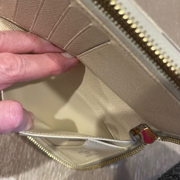 Louis Vuitton Authentic Zippy Wallet - Picture 13 of 15